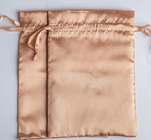 Подгонянный подарок Drawstring ткани кладет сумку в мешки подарка сатинировки Glosssy шелка упаковывая для нижнего белья серьги украшений одежд